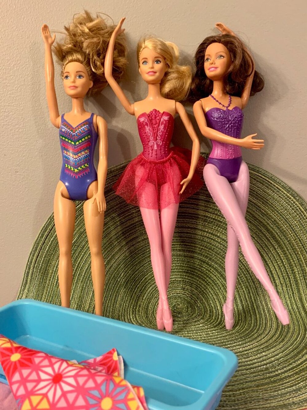 BARBIE™ Mattel, 3 DOLLS, LIKE NEW! 2xBallerinas, 1xBathingSuit, w/Tub+Towel Like